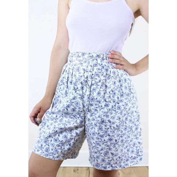 Vintage 60s 80s high rise pleated floral Bermuda shorts blue white cottagecore - Picture 2 of 10